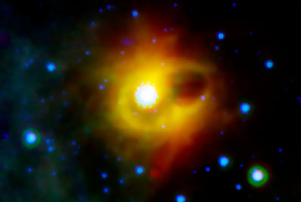 Imagem astronômica de uma estrela central brilhante envolta por uma nebulosa amarela e alaranjada, cercada por diversas estrelas menores azuladas no espaço profundo.