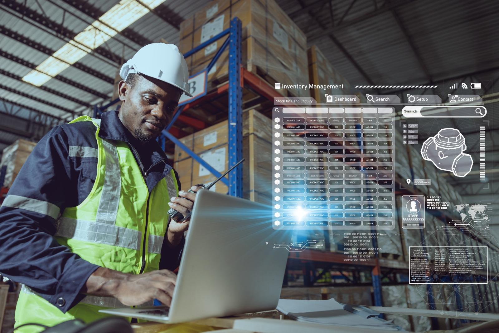 Trabalhador digitando durante trabalho em uma fábrica.