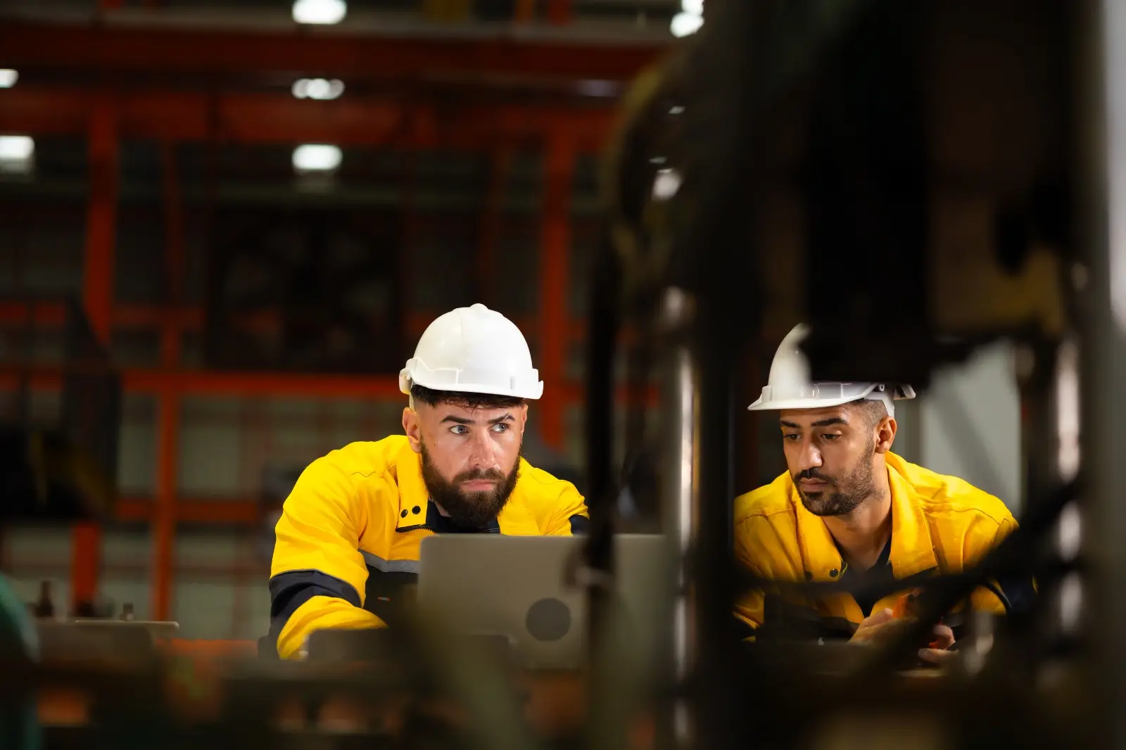 Homem trabalha dentro de uma fábrica. Imagem usada em matéria sobre direitos de quem irá trabalhar no Natal e Ano Novo
