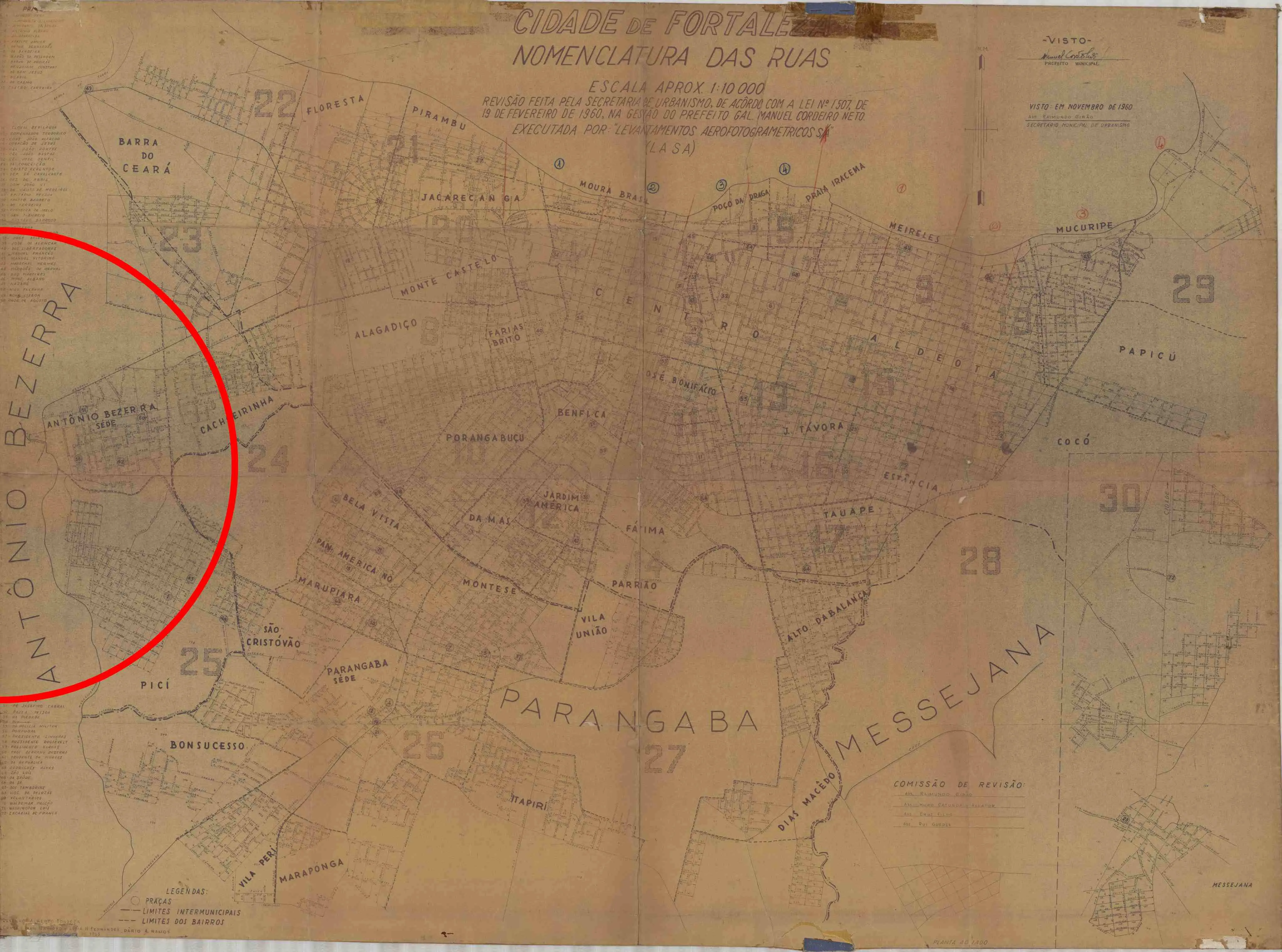Mapa histórico da cidade de Fortaleza, em tom sépia, com o título “Cidade de Fortaleza – Nomenclatura das Ruas”. Mostra a malha urbana e a divisão de bairros nas décadas passadas, com nomes como Centro, Aldeota, Meireles, Parangaba e Messejana. À esquerda, um círculo vermelho destaca a região oeste da cidade, abrangendo áreas como Antônio Bezerra, Cachoeirinha e proximidades do Pici, indicando um recorte ou foco específico nessa parte do mapa.