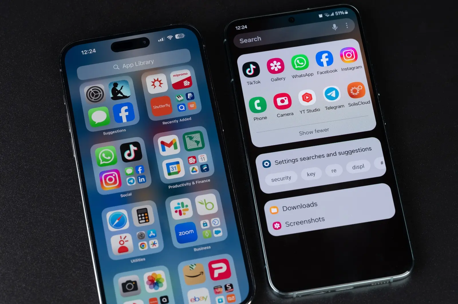 Dois celulares com as interfaces diferentes dos sistemas operacionais.