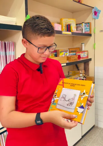 Isaac César, aluno do 5º Ser da escola Municipal Naiza Lira Rocha, celebra a publicação de seu segundo livro pelo projeto 
