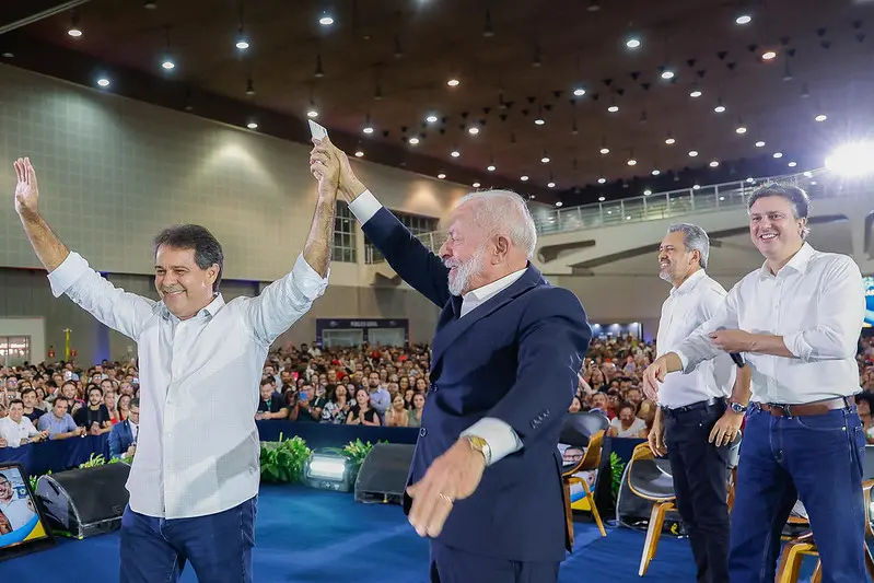 Lula, Elmano, Evandro e Camilo sobre o palco montado no Centro de Eventos do Ceará.