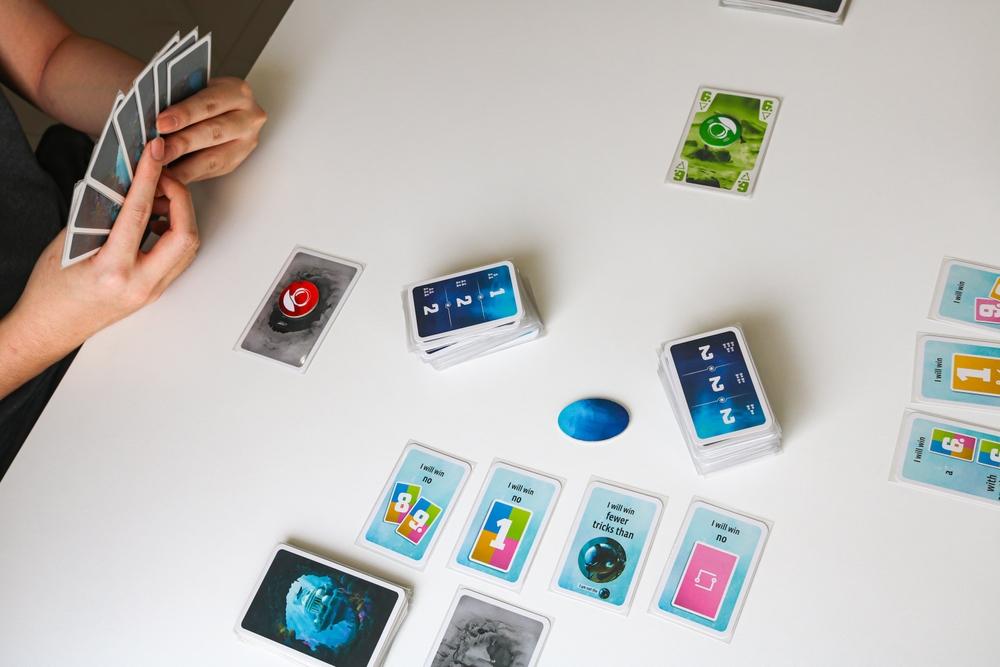 foto de pessoa participando de jogo de tabuleiro.