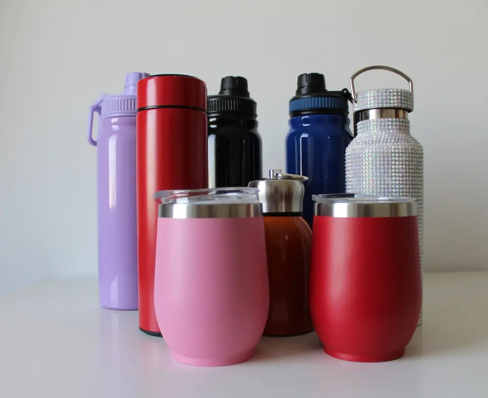 foto de garrafas e copos térmicos.