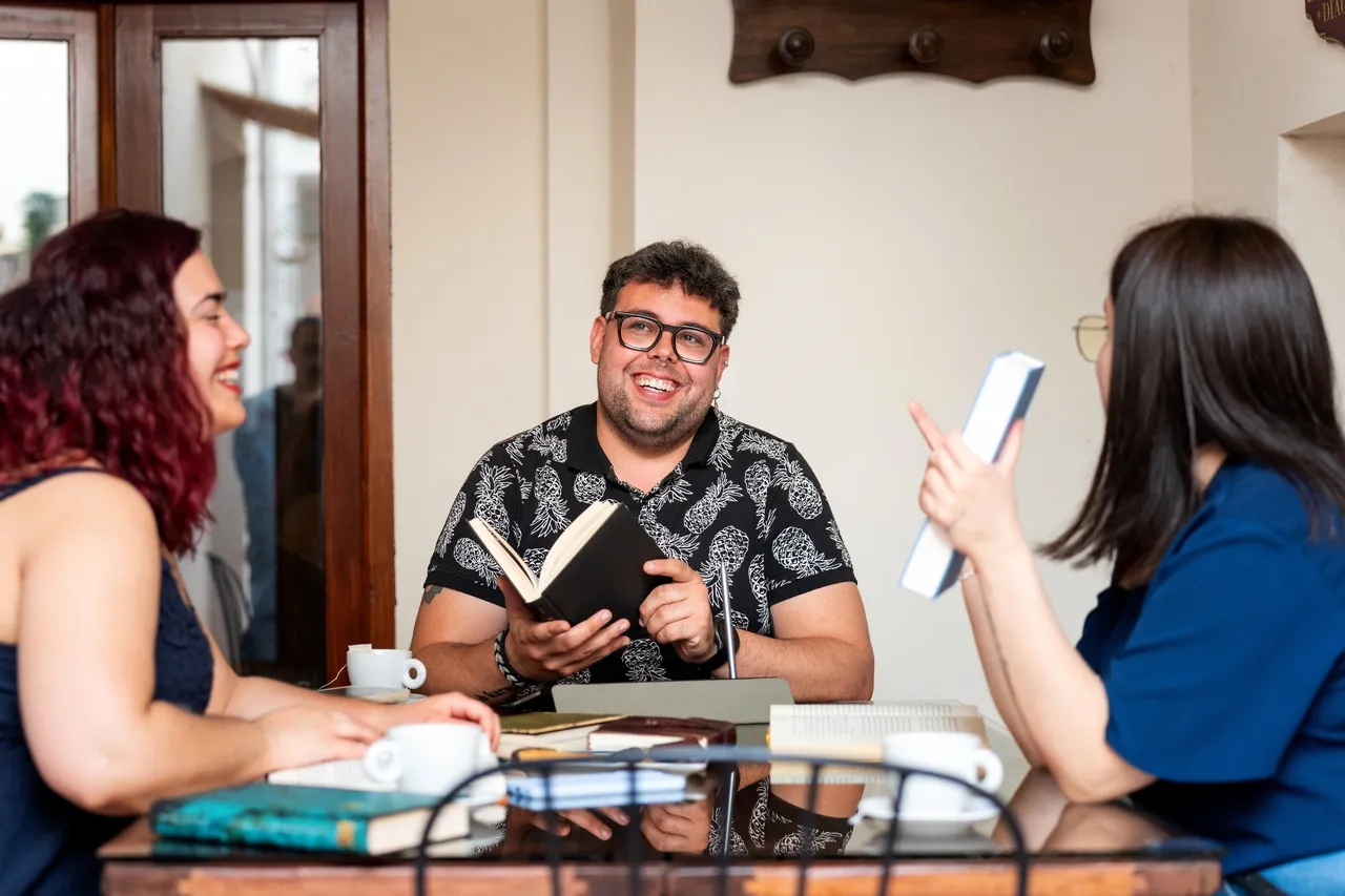 Encontros sociais como clubes do livro podem estimular experiências fora do ambiente digital; foto de uso ilustrativo.