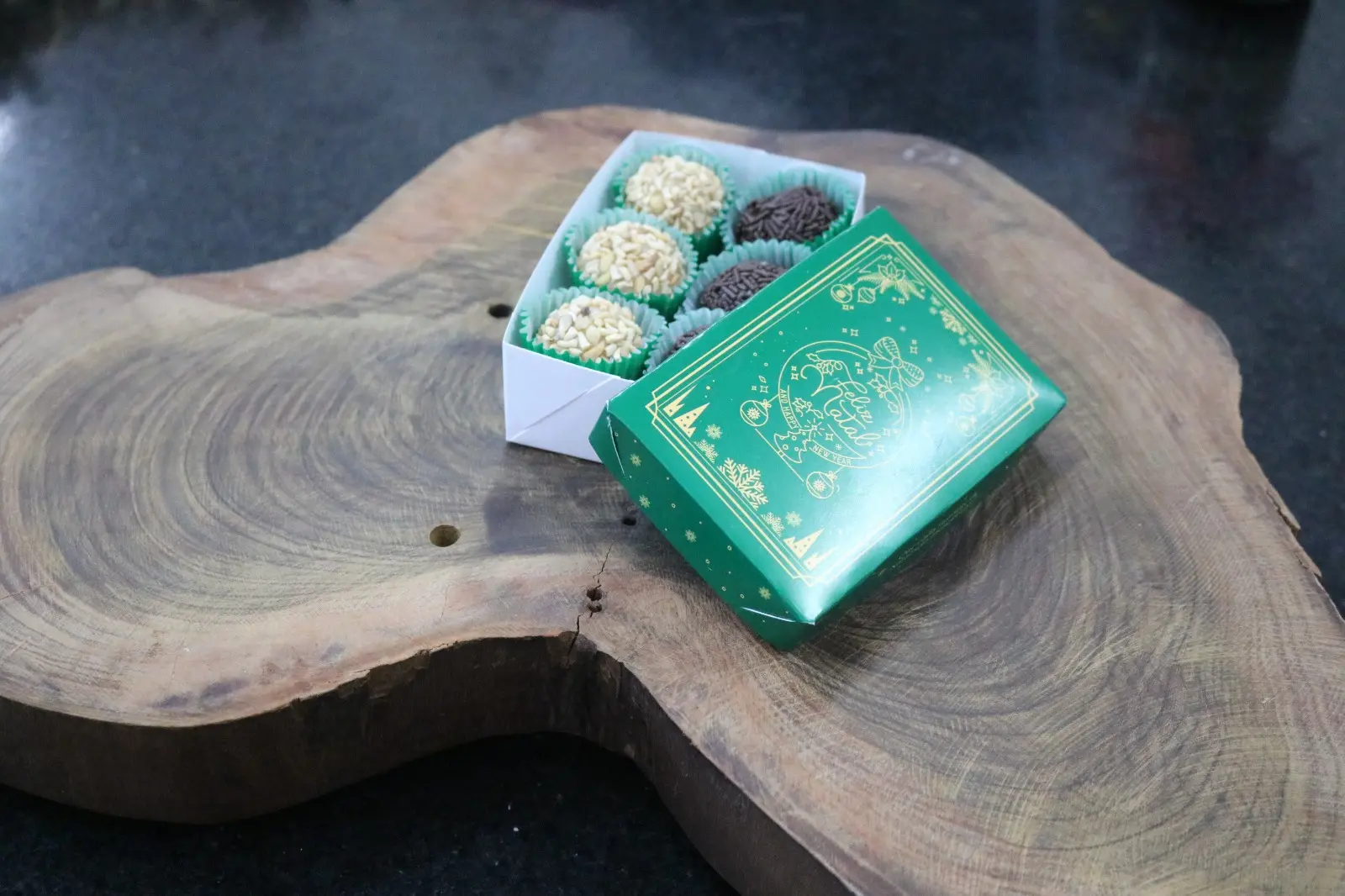 Imagem de uma caixa de docinhos para presentear.