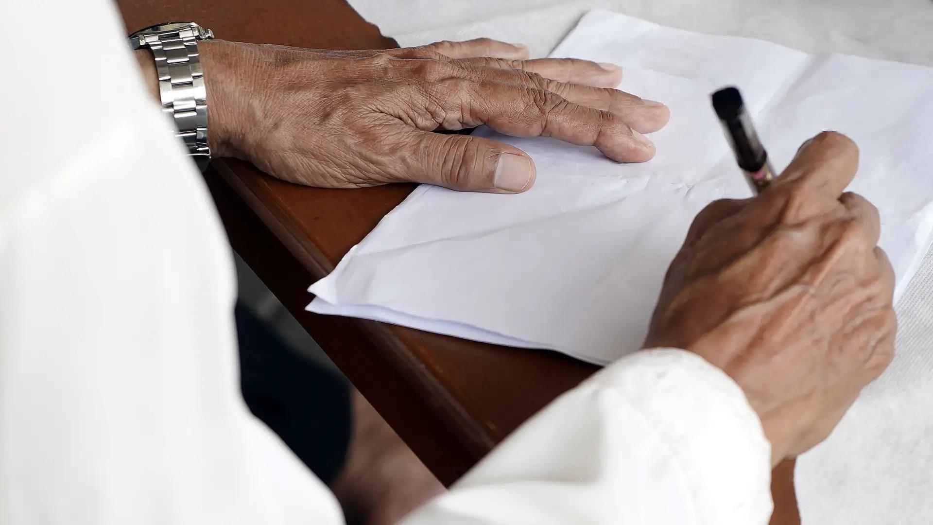 uma pessoa escrevendo carta.