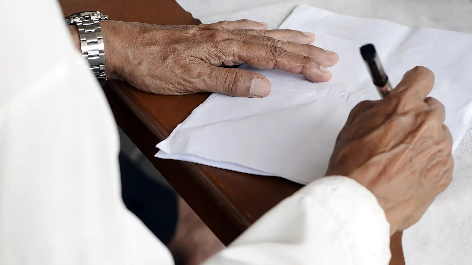 uma pessoa escrevendo carta.