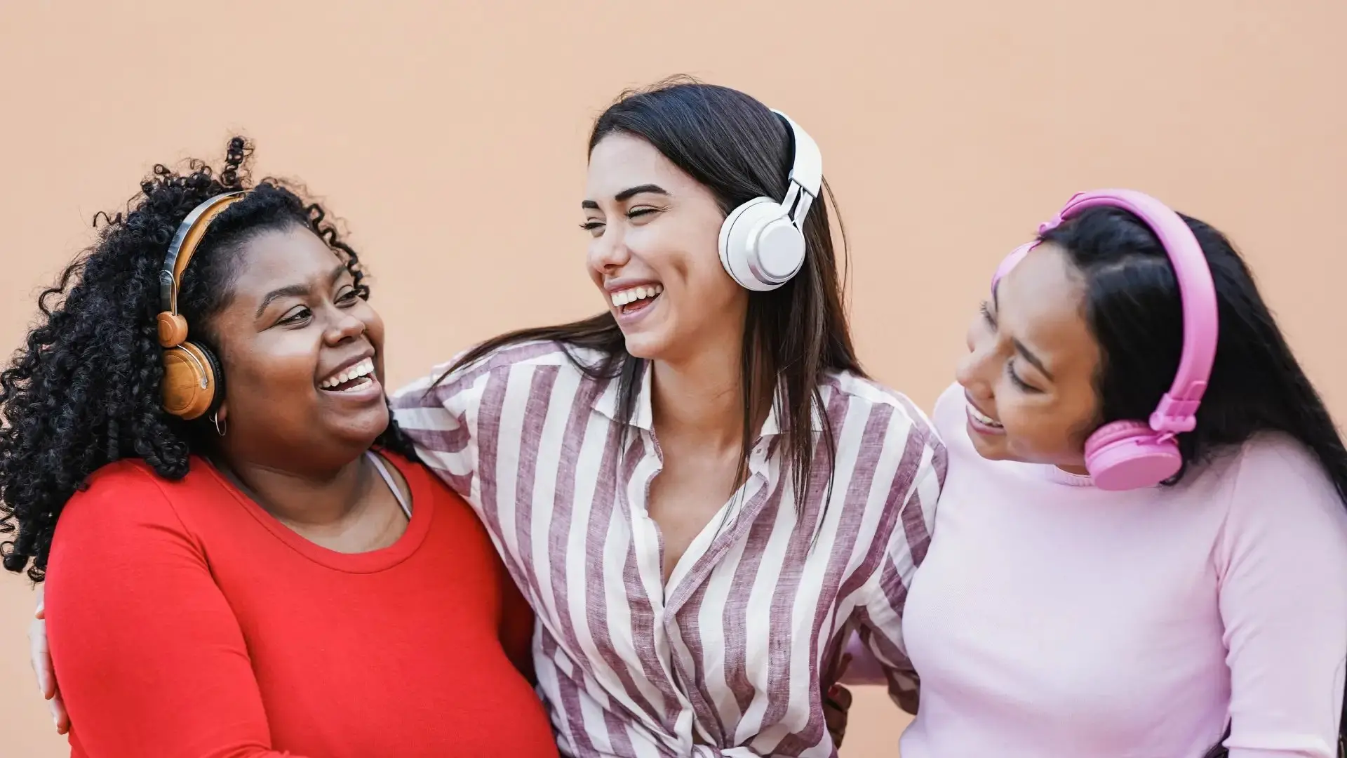 Mulheres ouvindo música.