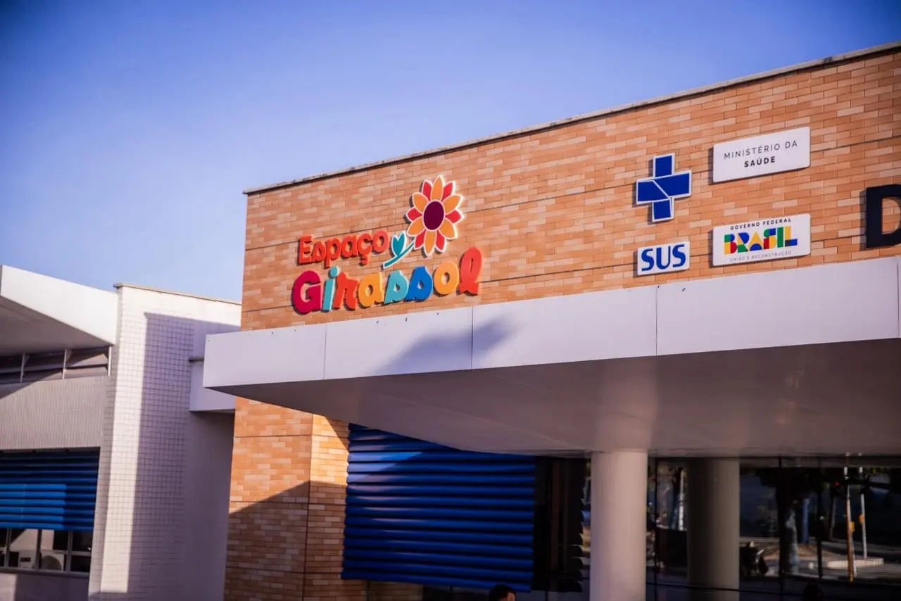 Fachada do Espaço Girassol com identificação do SUS e do Ministério da Saúde.