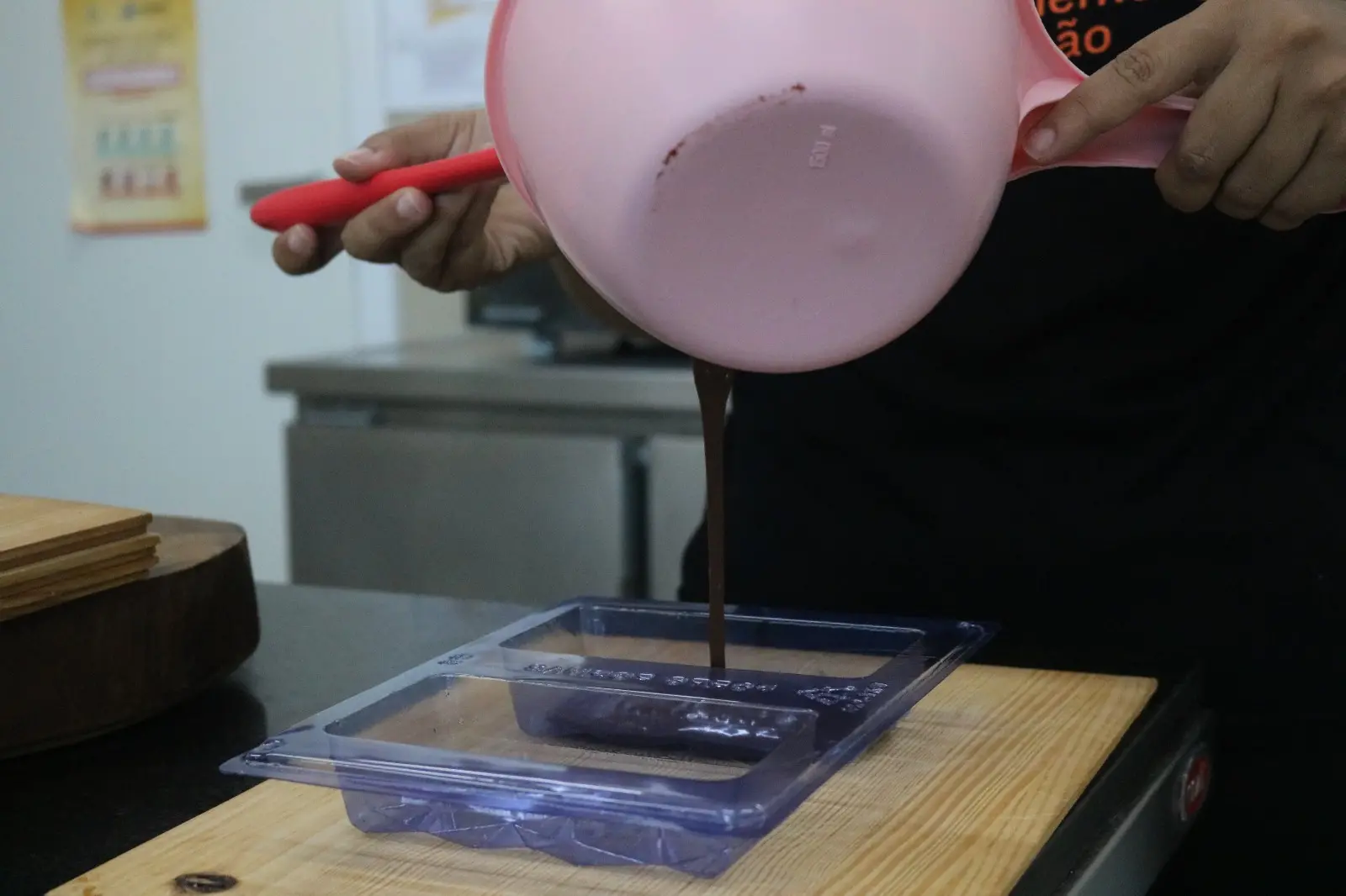 Um dos passos para o preparo da barra de chocolate.