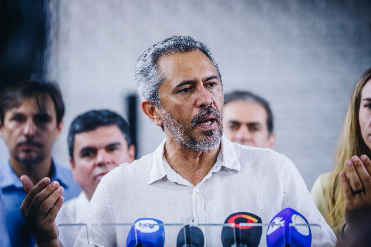 Elmano de Freitas, de frente aos microfones da imprensa, concede entrevista.