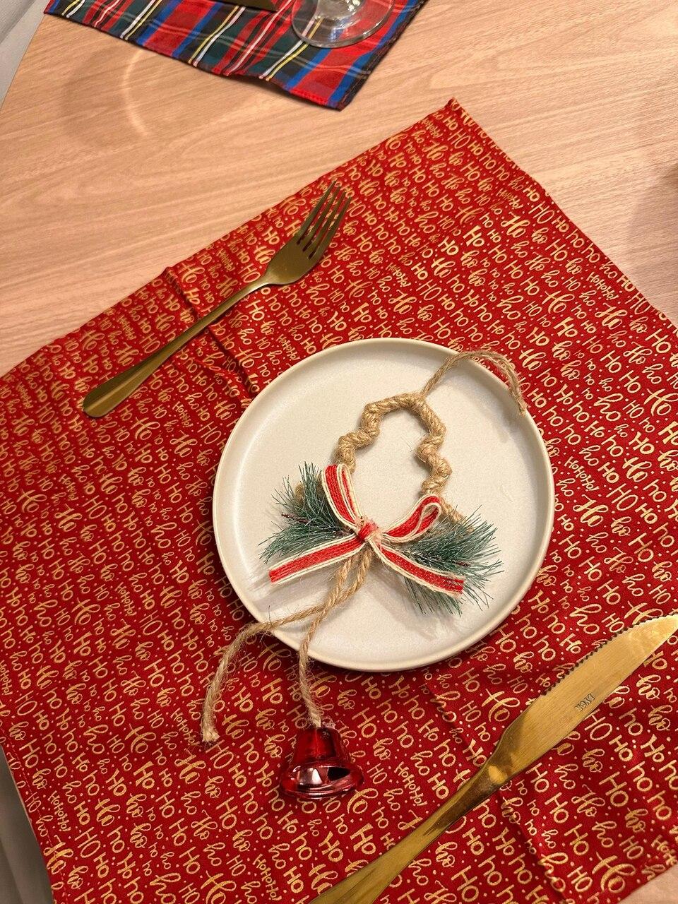 Close-up de prato branco sobre guardanapo vermelho com estampa 