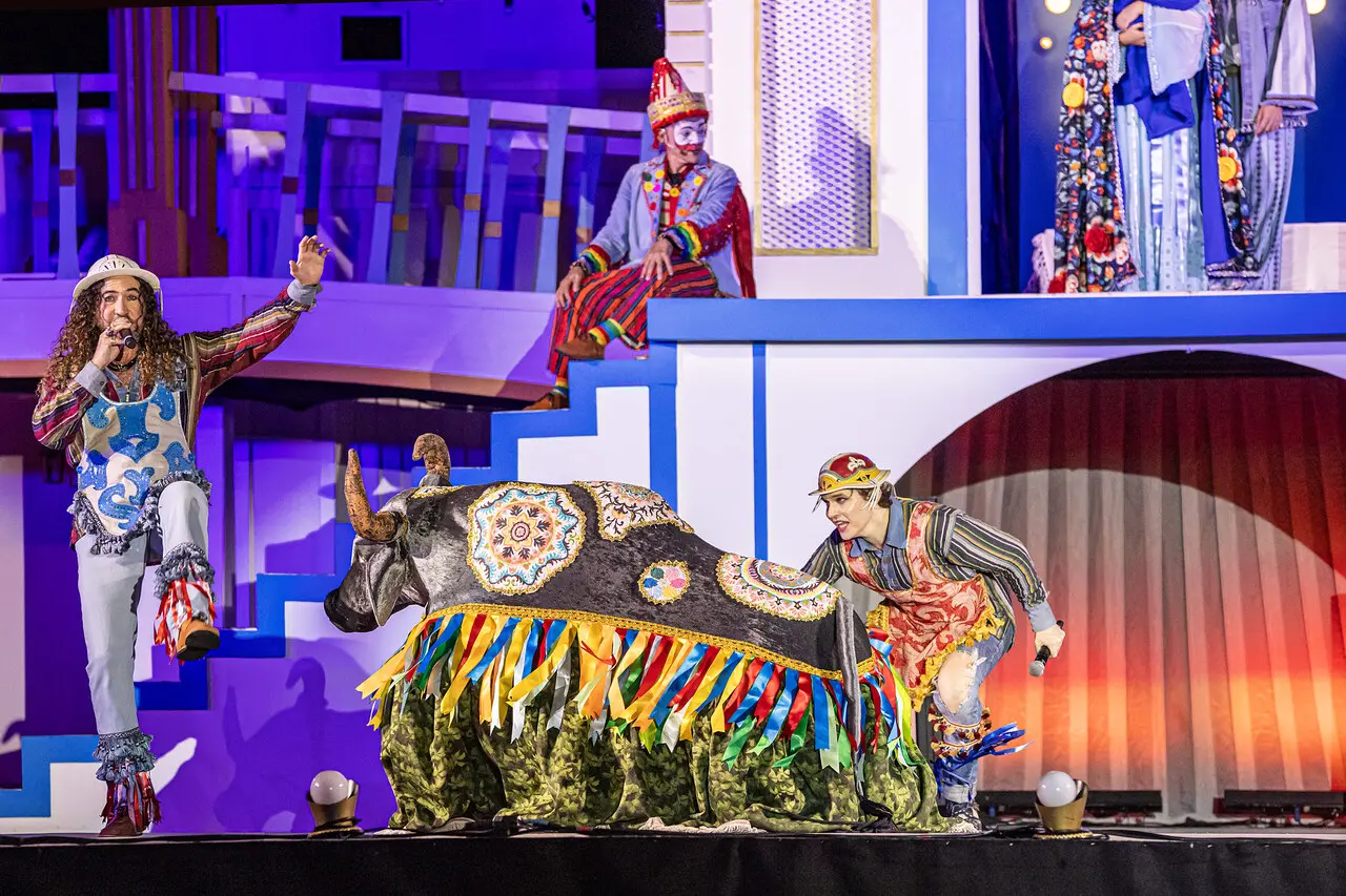 Artistas dançam no palco do espetáculo 