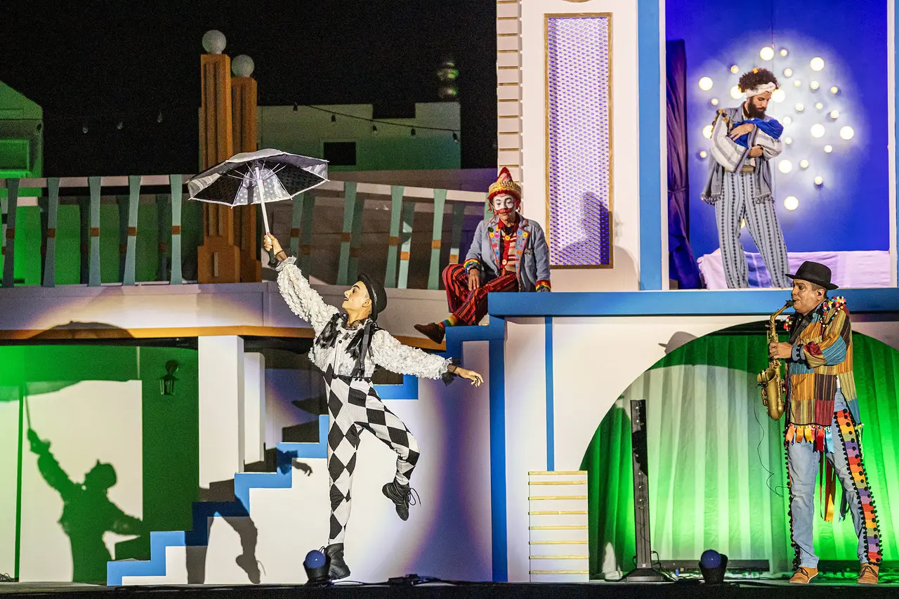 Artistas se apresentam no palco do espetáculo 