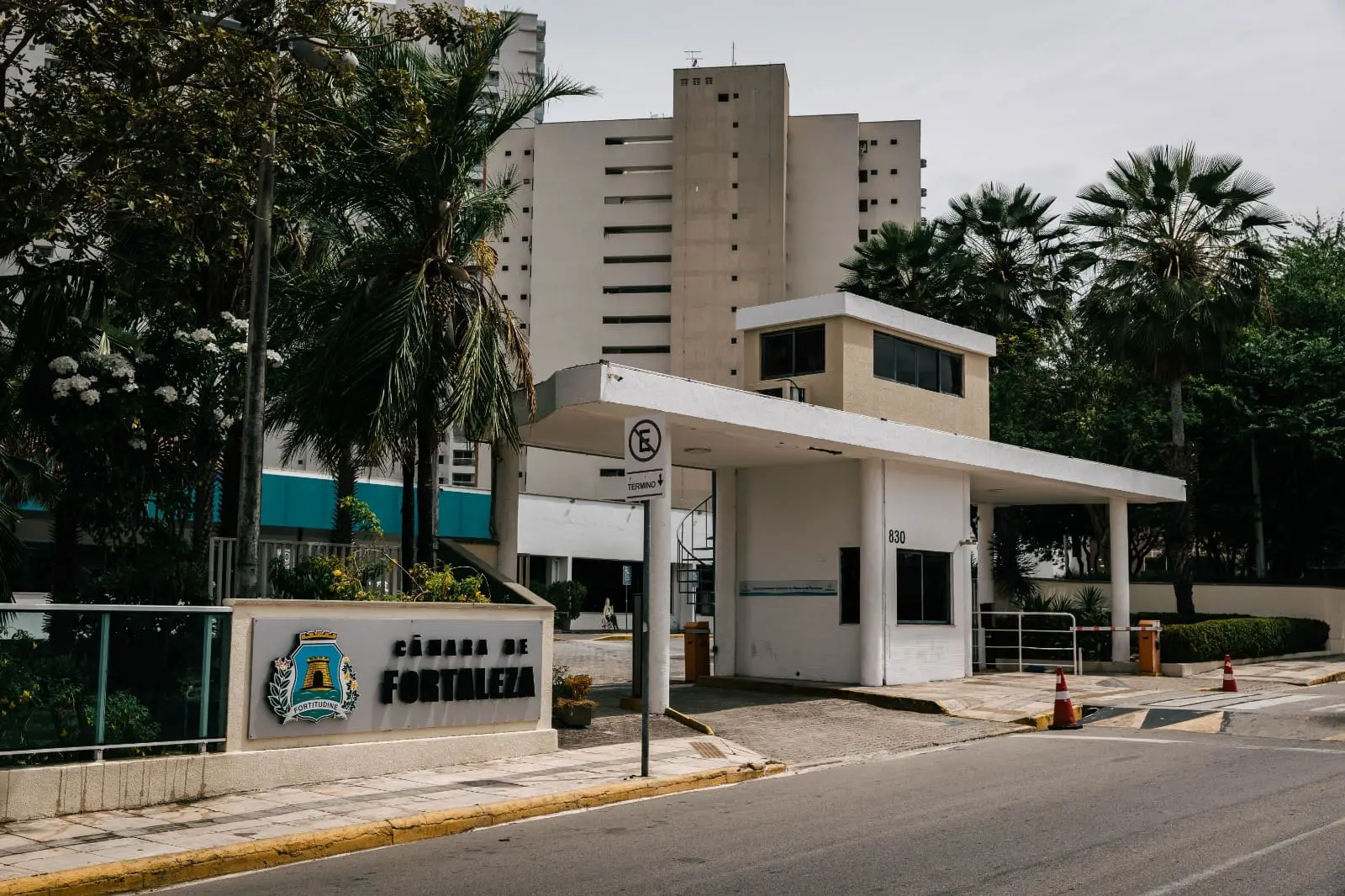Foto da fachada da Câmara Municipal de Fortaleza.