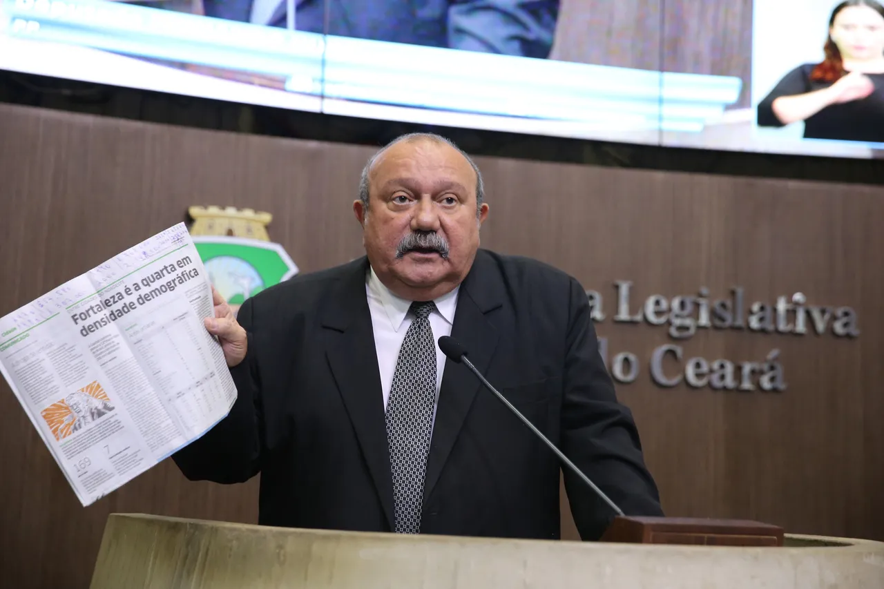 Fernando Hugo durante discurso na Assembleia Legislativa do Ceará em outubro de 2017, mostrando uma edição impressa do jornal Diário do Nordeste.