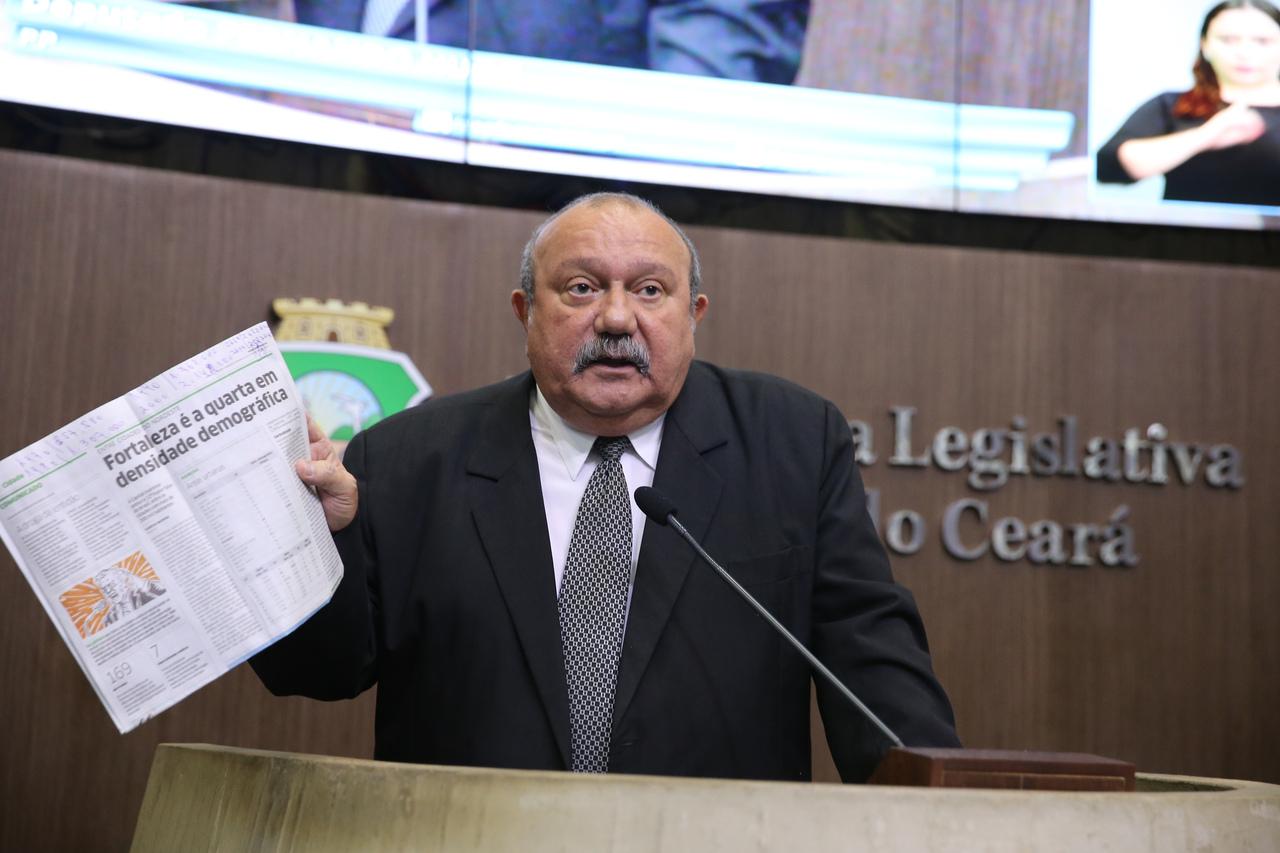 Foto mostra deputado Fernando Hugo durante discurso na Assembleia Legislativa do Ceará, mostrando uma edição impressa do jornal Diário do Nordeste.