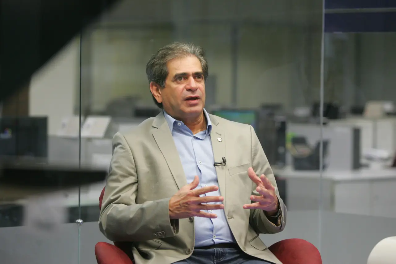 Foto mostra Zezinho Albuquerque concedendo entrevista à TV Diário em 2014.