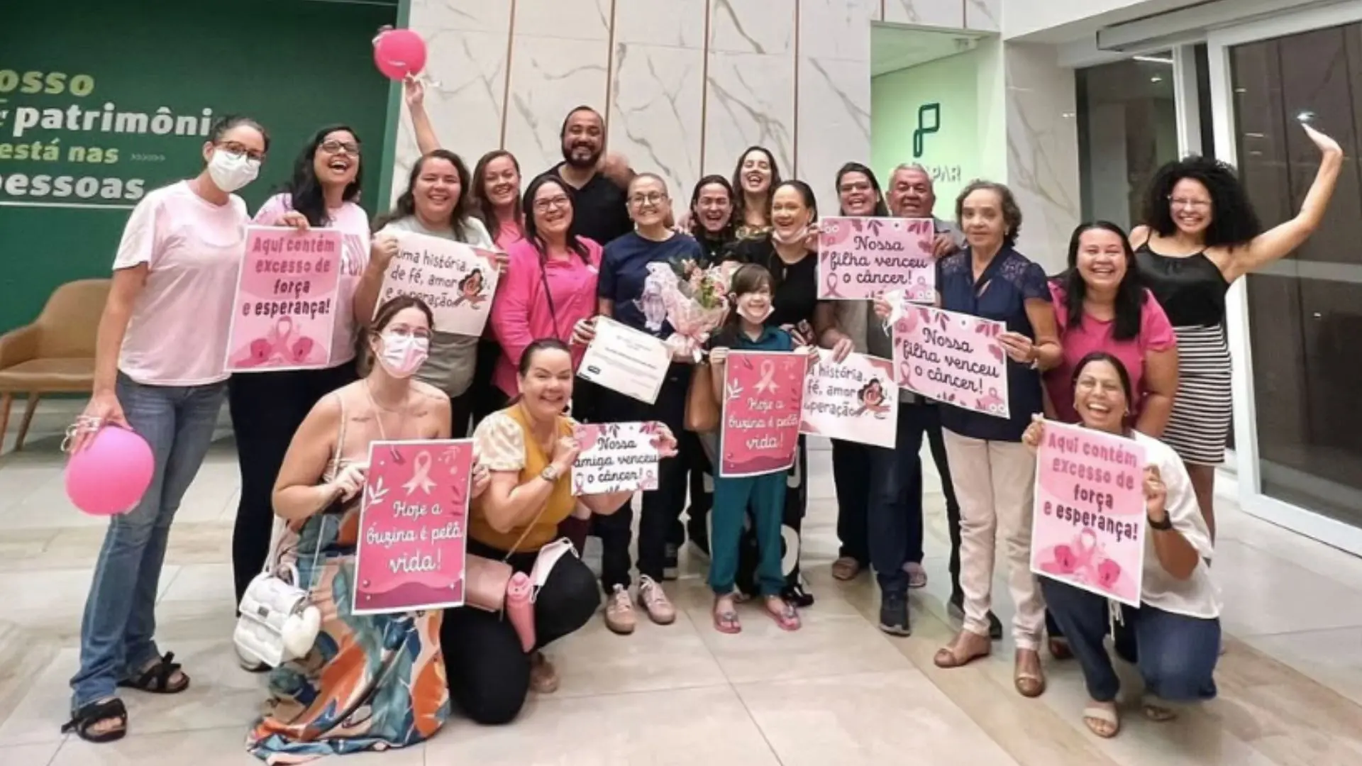 Pessoas celebrando o fim da quimioterapia de Elayne.