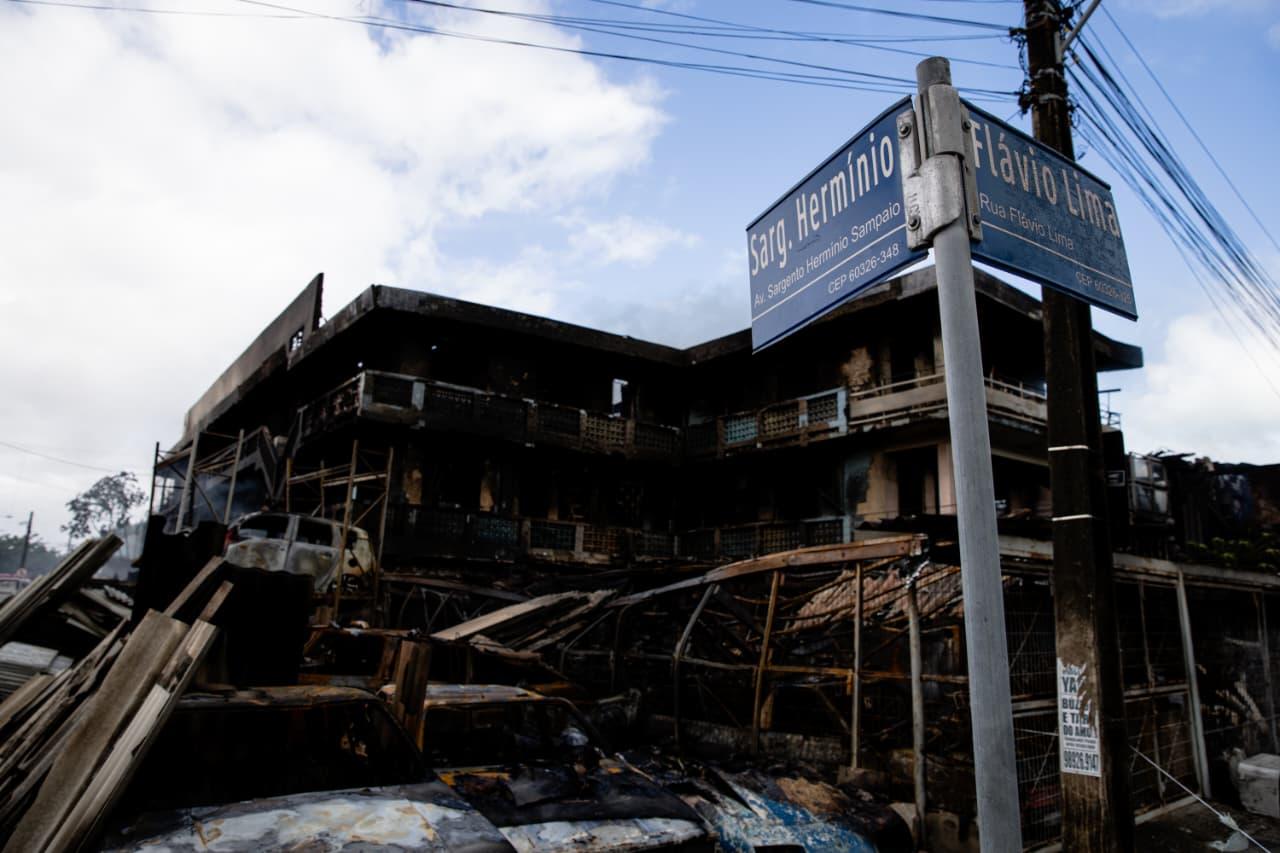 Imagem mostra fachada da sucata do Chico Alves em Fortaleza após do incêndio registrado em 24 de dezembro de 2025.