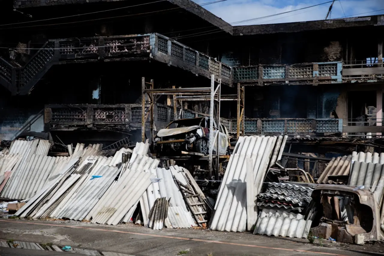 Imagem mostra destroços queimados na fachada da sucata do chico alves após em incêndio em Fortaleza.
