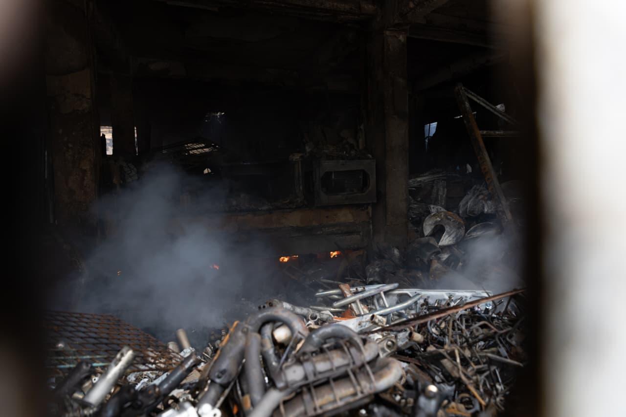 Imagem mostra interior da sucata do Chico Alves em Fortaleza após o incêndio registrado em 24 de dezembro de 2025.