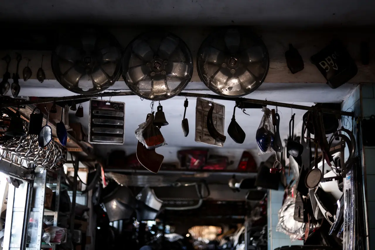 Imagem mostra interior da sucata do Chico Alves em Fortaleza, antes do incêndio registrado em 24 de dezembro de 2025.