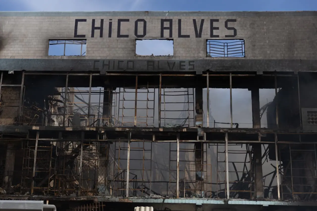Imagem mostra fachada da sucata do Chico Alves em Fortaleza apóis incêndio registrado em 24 de dezembro de 2025.