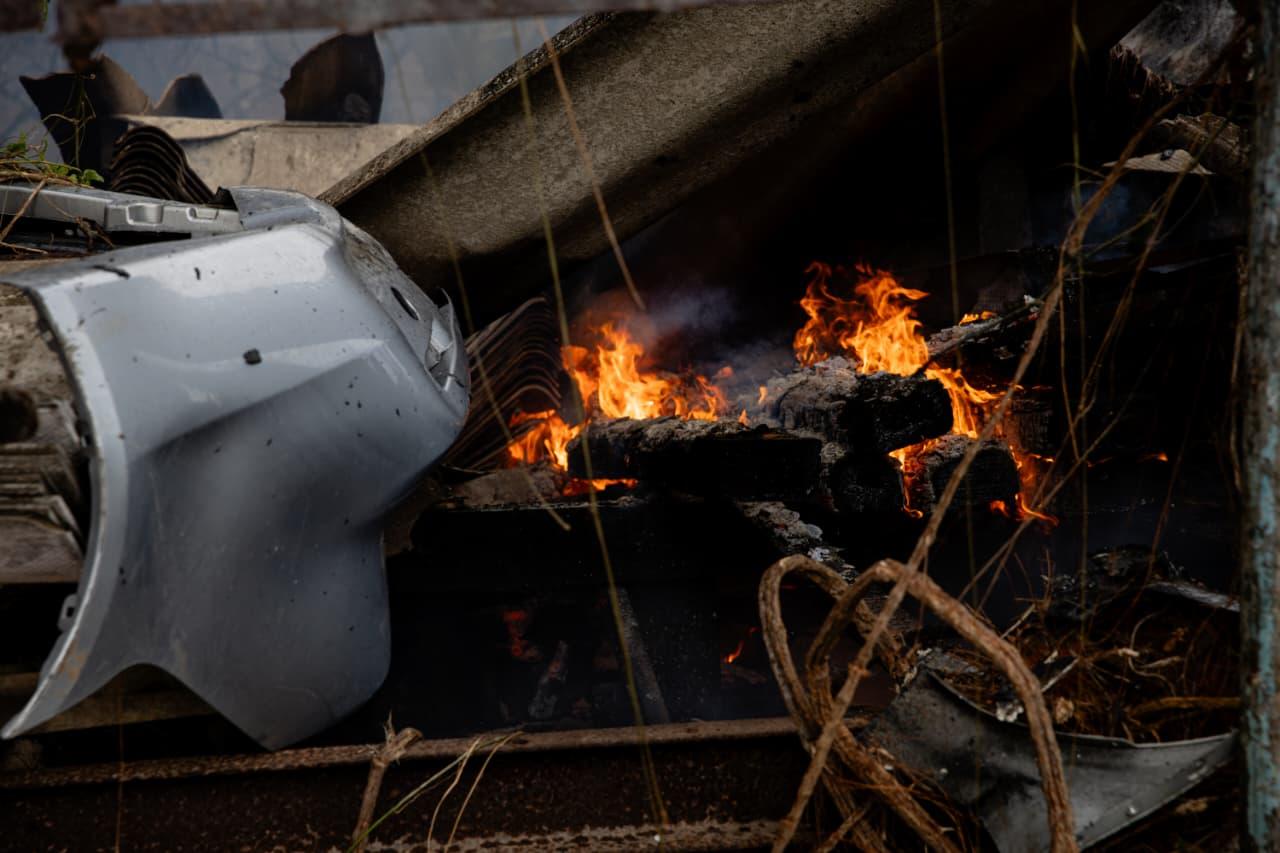 Imagem mostra chamas queimando em sucata do chico alves durante a manhã de 25 de dezembro de 2025 em Fortaleza.