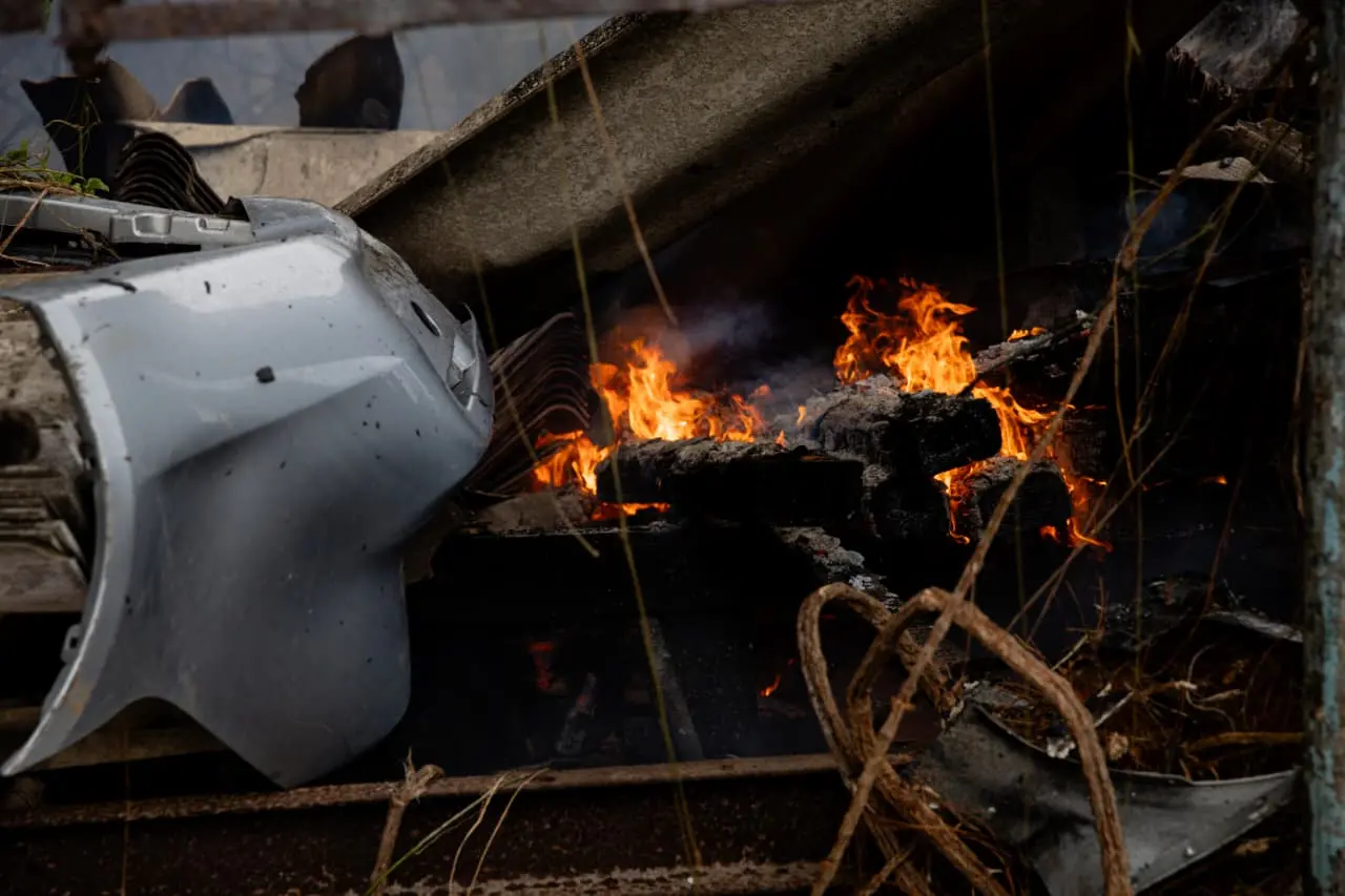 Imagem mostra chamas queimando em sucata do chico alves durante a manhã de 25 de dezembro de 2025 em Fortaleza.