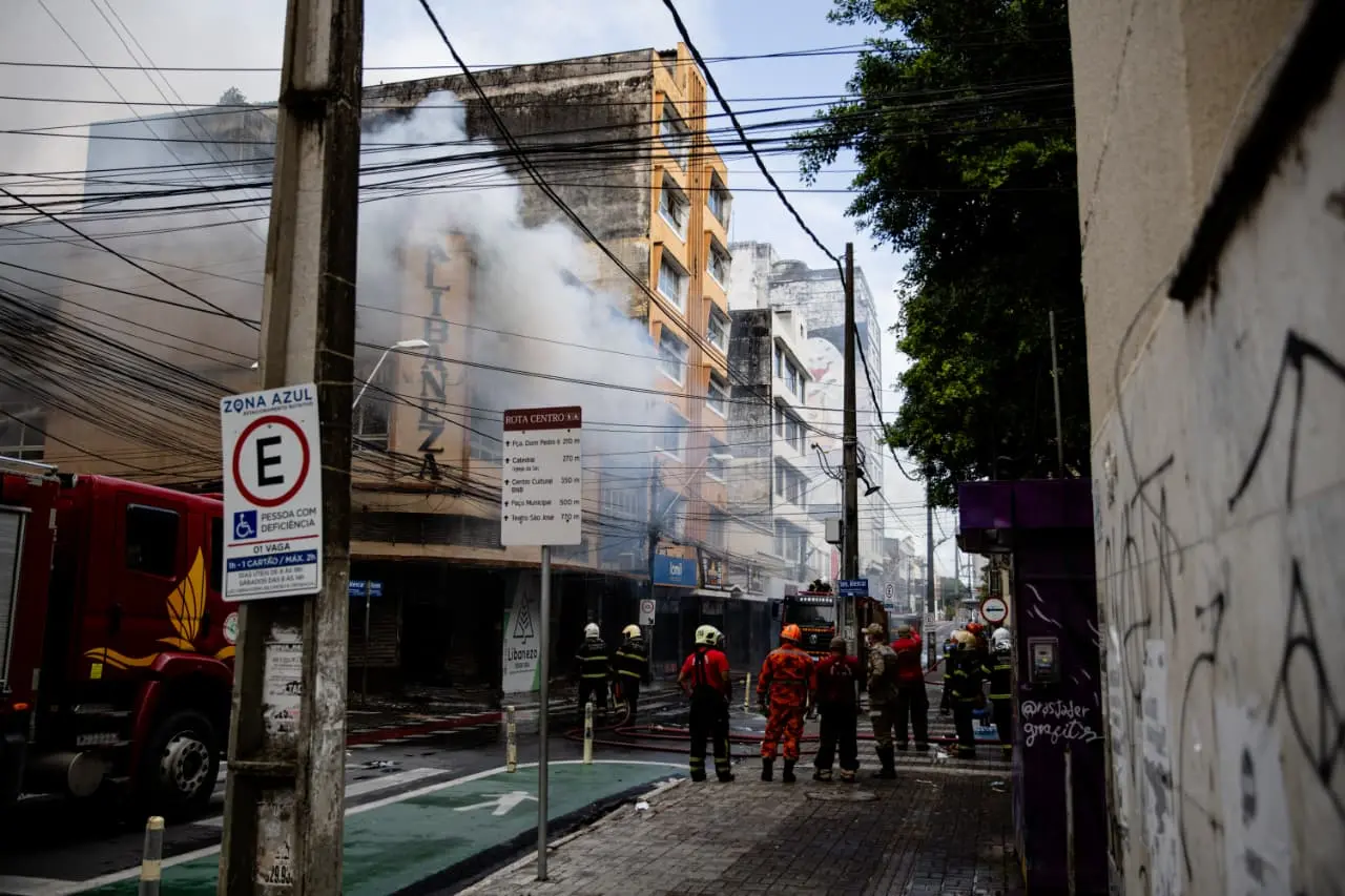 Imagem mostra agentes do corpo de bombeiros atuando para debelar chamar na papelaria Loja Libaneza no Centro de Fortaleza em 25 de dezembro de 2025.