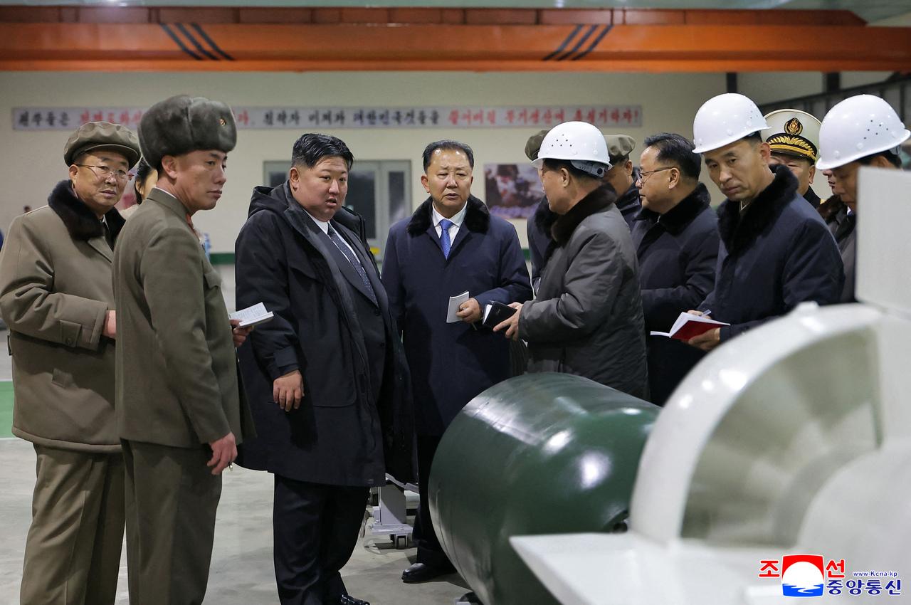 Esta imagem sem data, divulgada pela agência de notícias oficial da Coreia do Norte (KCNA) através da KNS em 25 de dezembro de 2025, mostra o líder norte-coreano Kim Jong Un visitando o local de fabricação de um submarino nuclear de mísseis guiados estratégicos de 8.700 toneladas em um local não divulgado na Coreia do Norte.