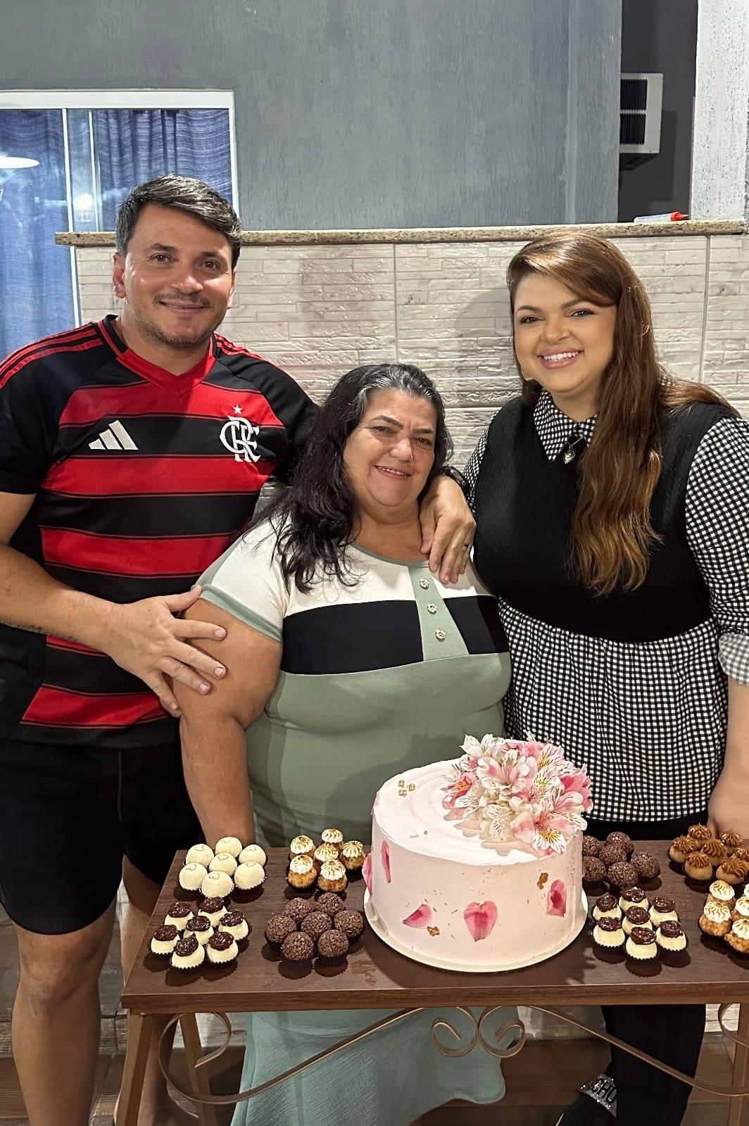 Lúcia Soares comemora seu aniversário ao lado dos filhos Fábio e Faby Martins, após a reconciliação.