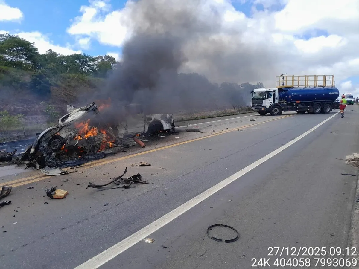 Dez pessoas morreram em acidente na Bahia após carros baterem de frente.