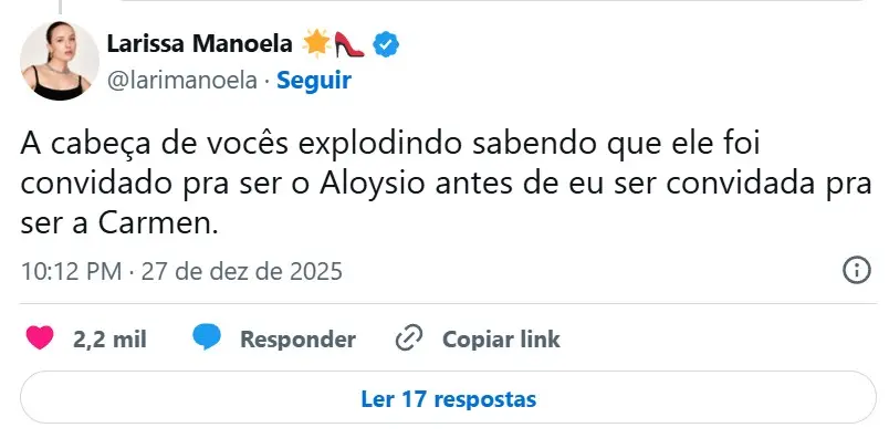 Comentário de Larissa Manoela nas redes sociais com os seguintes dizeres: A cabeça de vocês explodindo sabendo que ele foi convidado pra ser o Aloysio antes de eu ser convidada pra ser a Carmen.