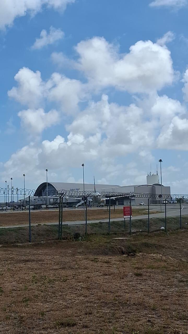 imagem de avião parado em pista do aeroporto de fortaleza. voo foi desviado para fortaleza após emergencia medica com comissário.