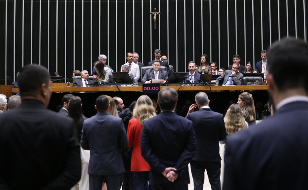 Presidente do Congresso Nacional, senador Davi Alcolumbre, preside a sessão com deputados e senadores presentes. A Mesa Diretora está completa com todos os integrantes. Parlamentares ocupam o plenário.