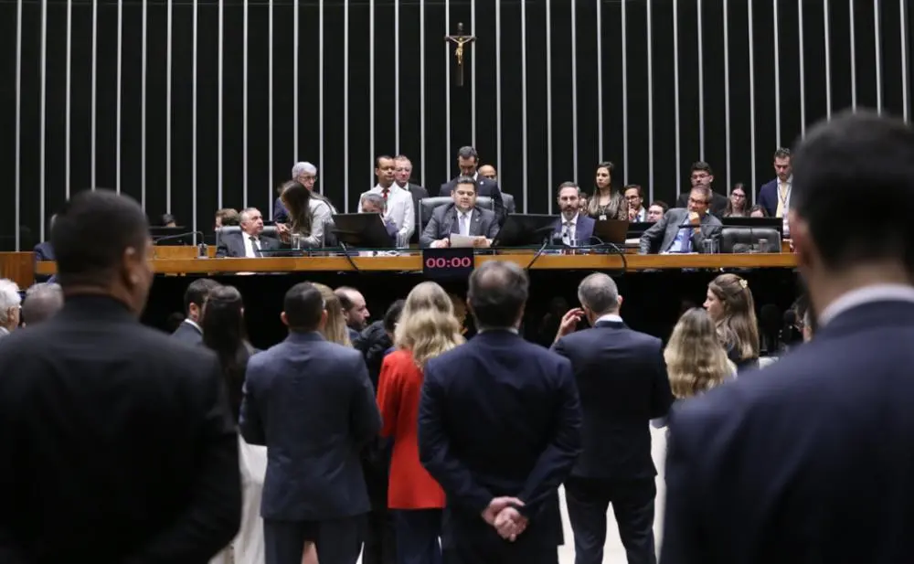 Presidente do Congresso Nacional, senador Davi Alcolumbre, preside a sessão com deputados e senadores presentes. A Mesa Diretora está completa com todos os integrantes. Parlamentares ocupam o plenário.