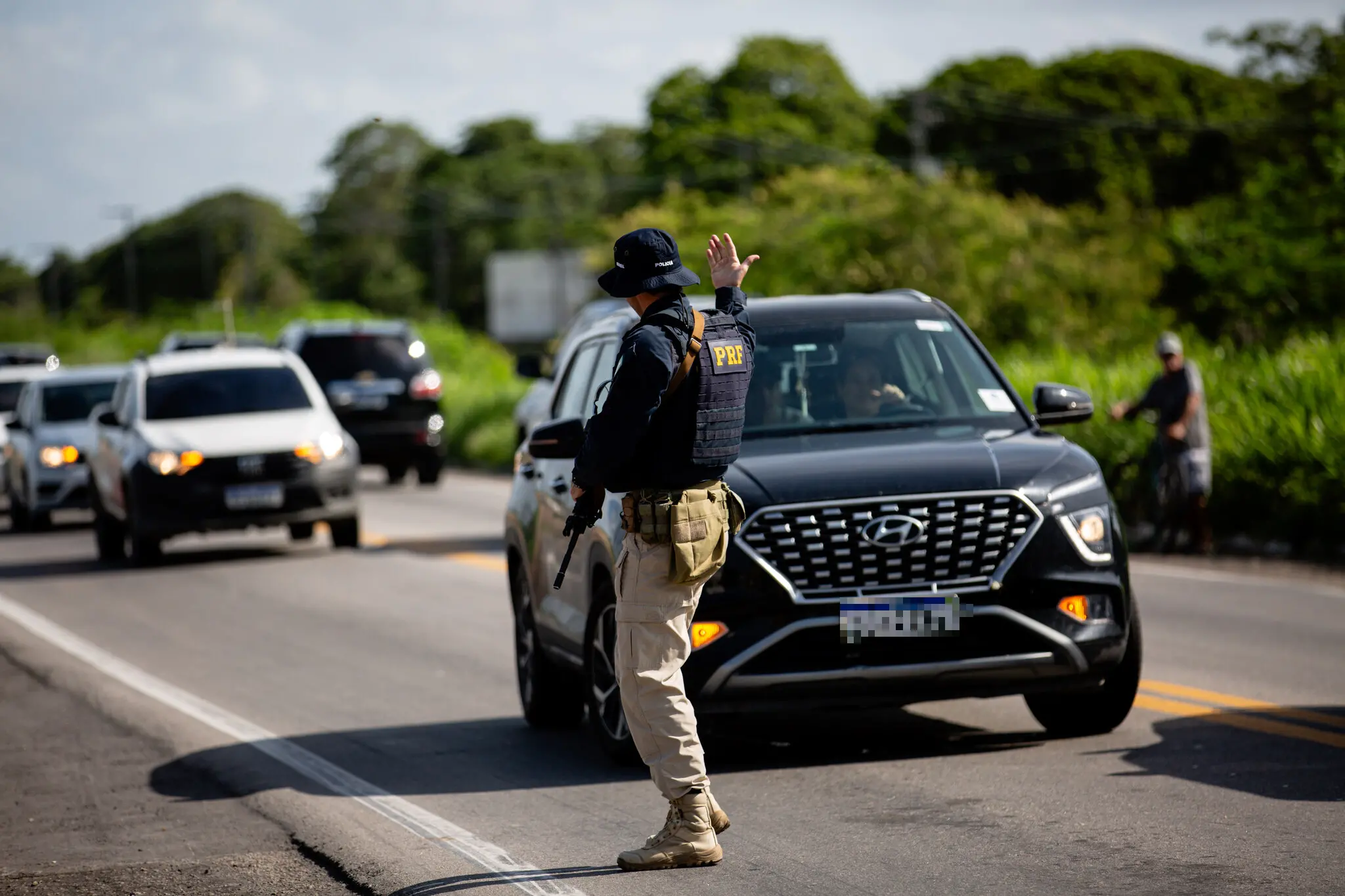 Agente da PRF regulando o trânsito na BR-116.