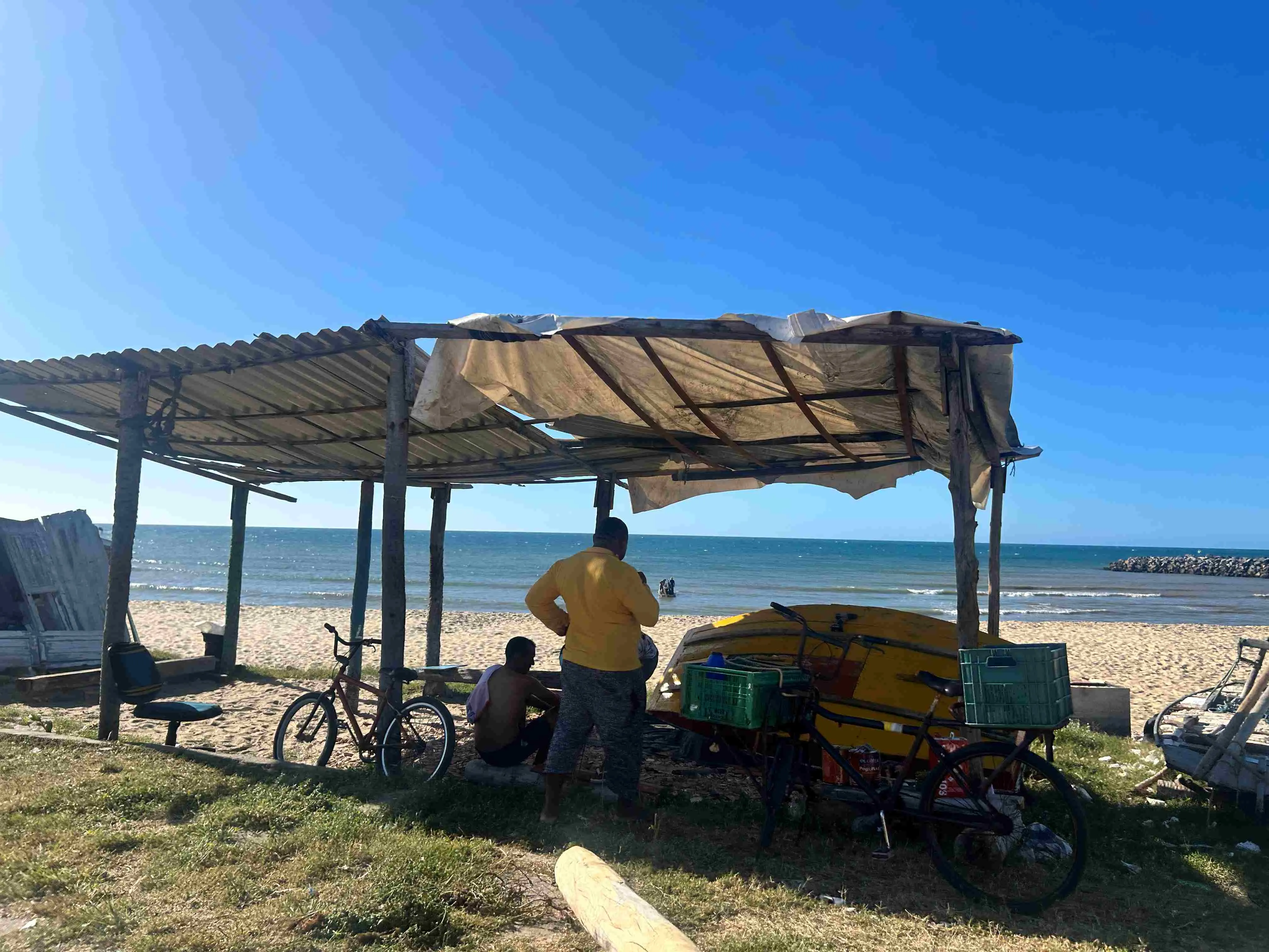 A pescaria é uma das grandes atividades desenvolvidas nos arredores do Pirambu, evidenciando a forte ligação entre a população costeira e o mar.