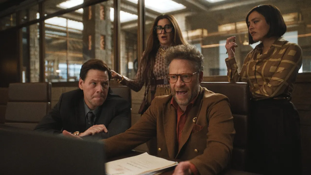 Foto de divulgação da série de comédia 'The Studio', que mostra quatro atores, sendo dois homens sentados e duas mulheres em pé.