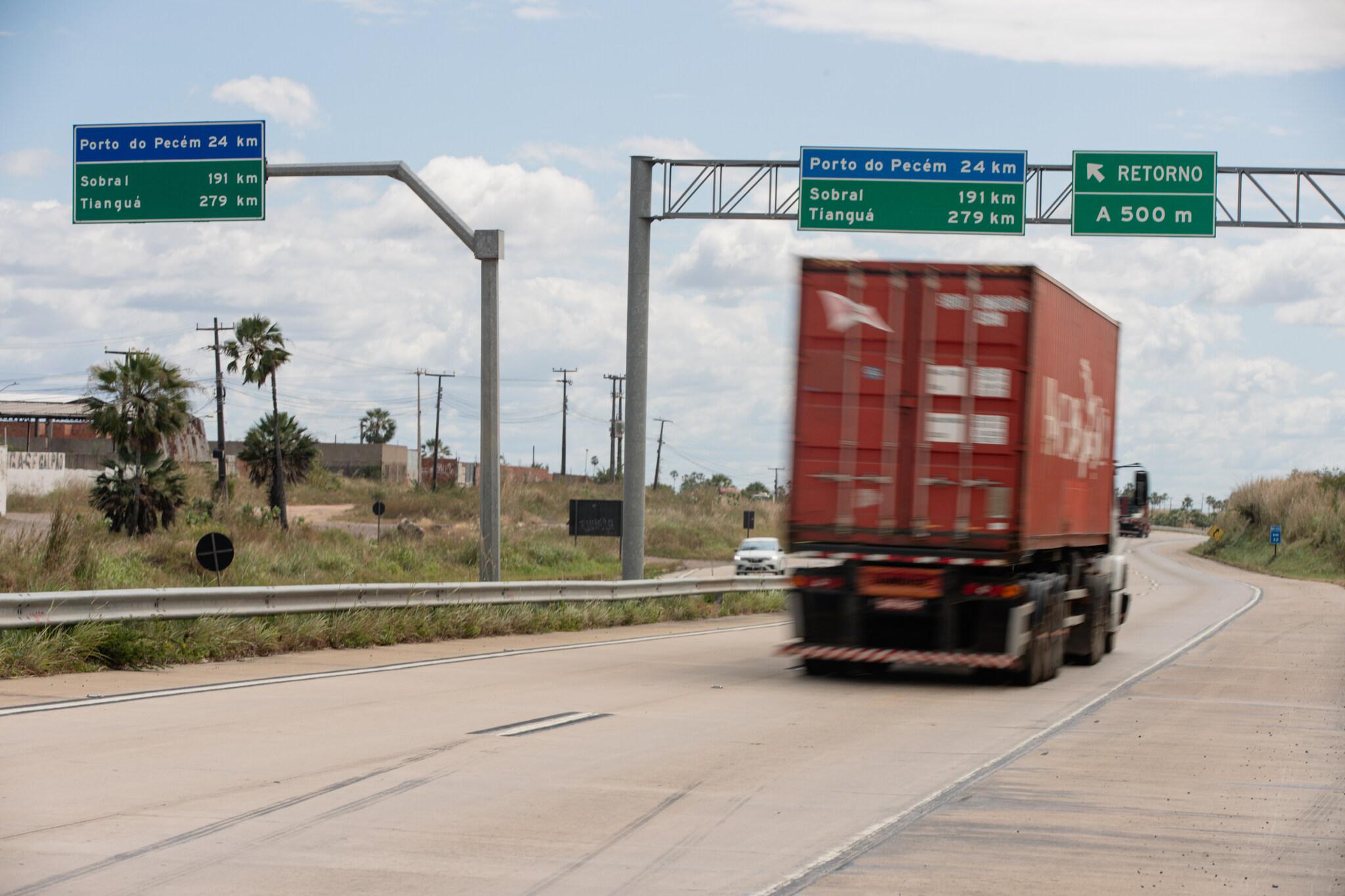 Caminhão transitando em estrada do Ceará.