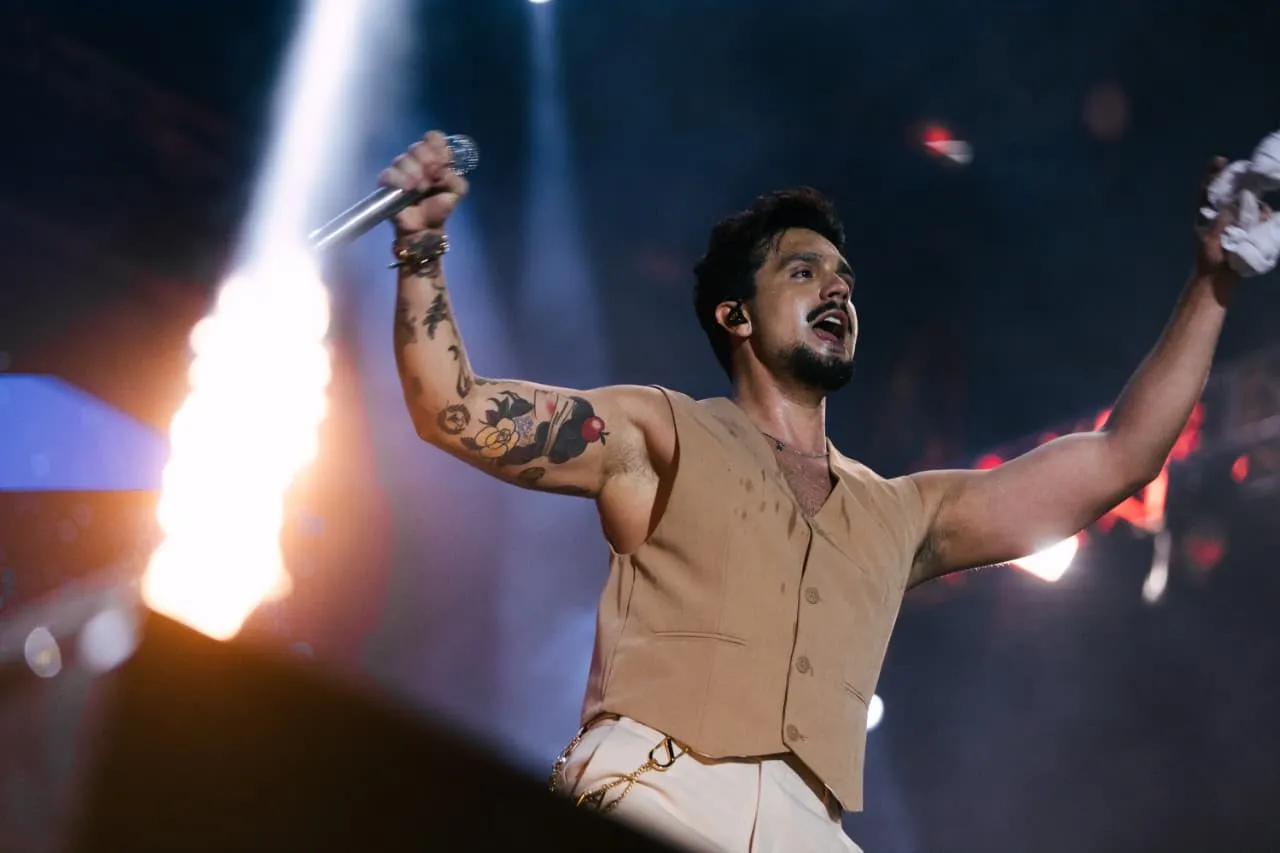O cantor Luan Santana subiu ao palco no Aterro da Praia de Iracema.