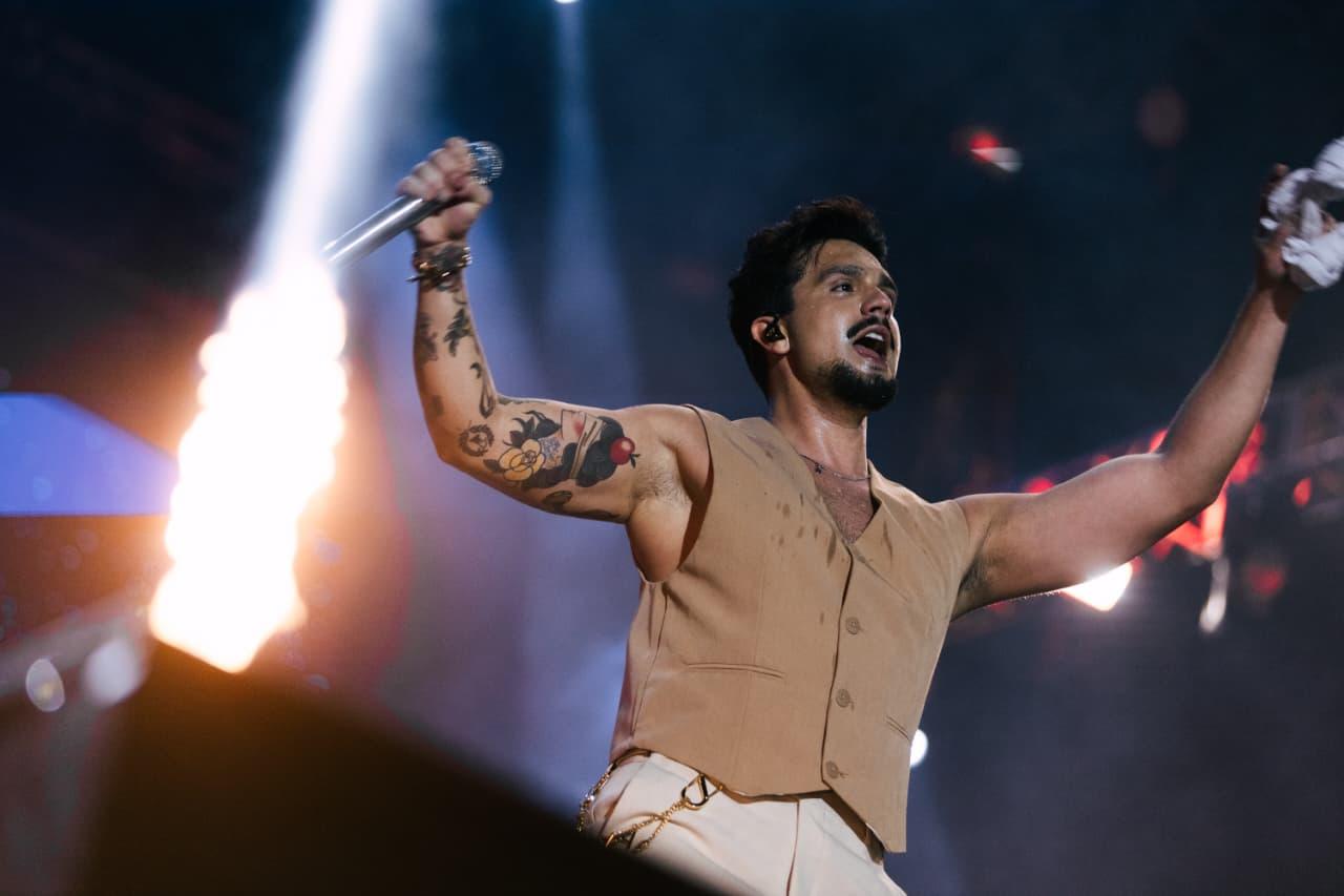 Luan Santana no palco.