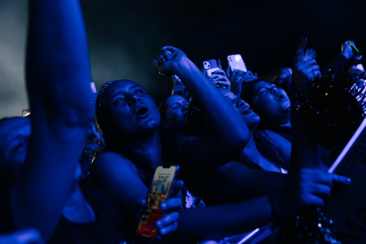 Público admira show de Luan Santana.