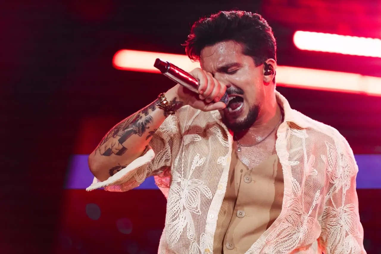 Luan Santana canta no palco.