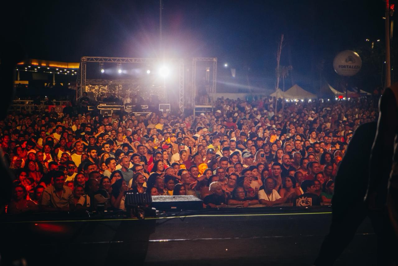 Público assiste aos shows.