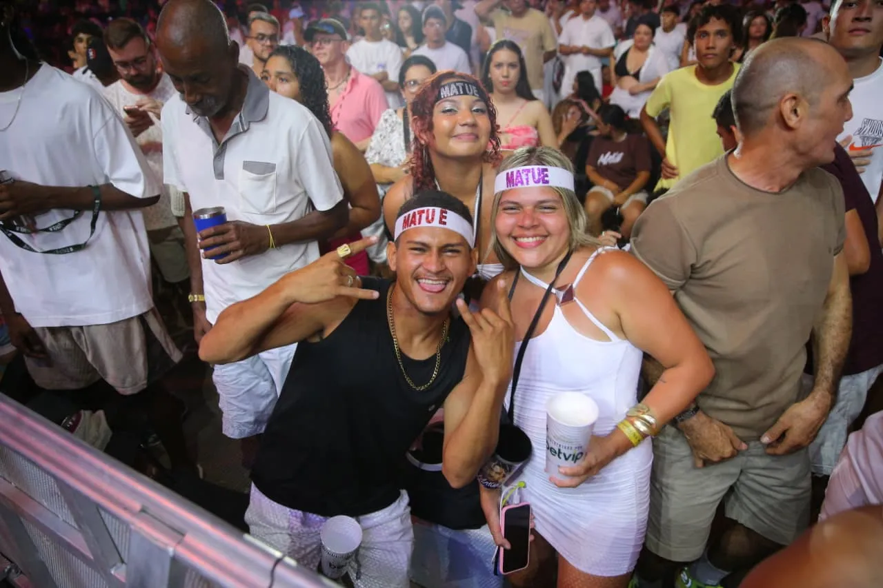 Fãs do cantor Matuê esperam apresentação do artista no Aterro da Praia de Iracema.